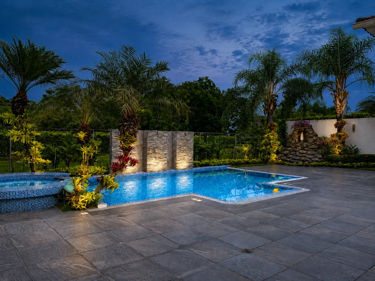 Jacuzzi, piscina y terraza de la residencia