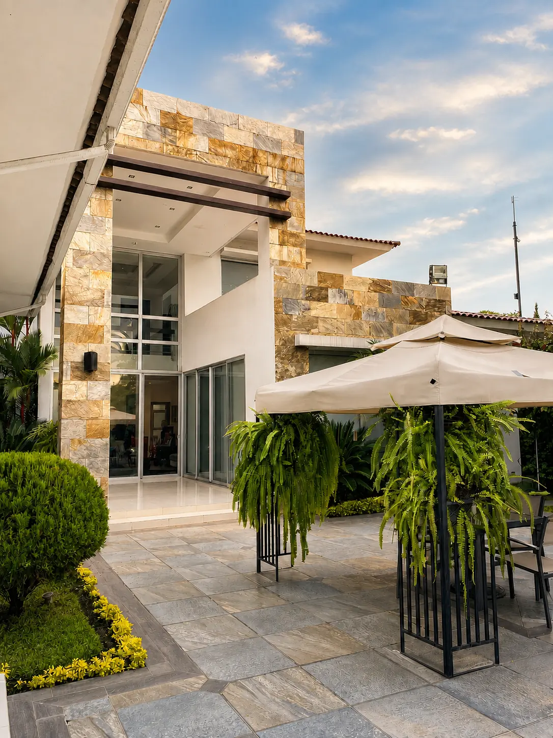 Comedor abierto hacia un patio interior tropical